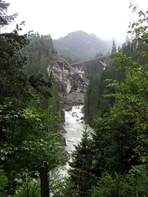 Hier unten ist dann nix mehr mit Panorama und den ersten Blick auf den Lech muss man durch die Bäume erhaschen. Aber eindrucksvoll und wild fließt er über Stufen hier herunter. Oben die Lechbrücke Burggstell B198, auf der wir morgens gekommen sind