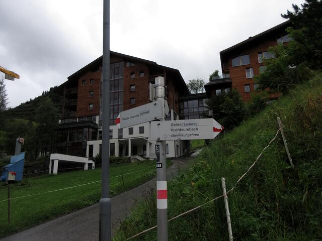 Ein Hotel weiter unterhalb fanden wir den Eingang in den Weg. Wenn man den in den Orten gefunden hat, dann ist alles gut ausgeschildert. Bis auf die Zeitangaben, die stimmen selten.