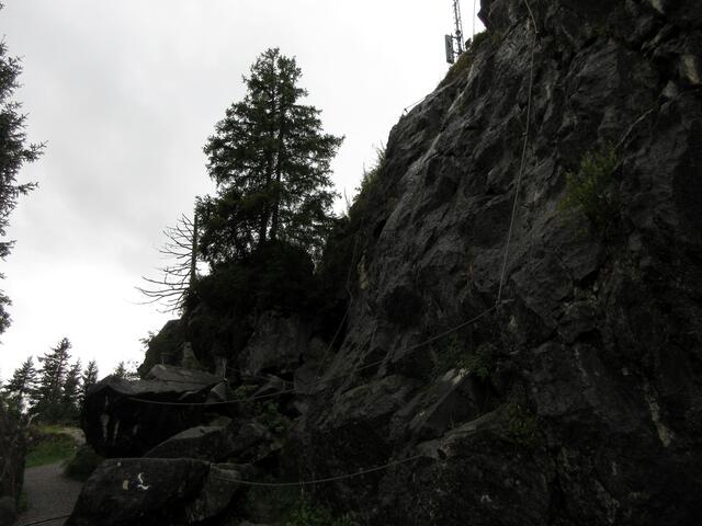 Matten liegen hier auch bereit. Wenn das Wetter besser gewesen wäre, hätten wir sicher jemanden getroffen, der uns dazu mehr hätte erzählen können.