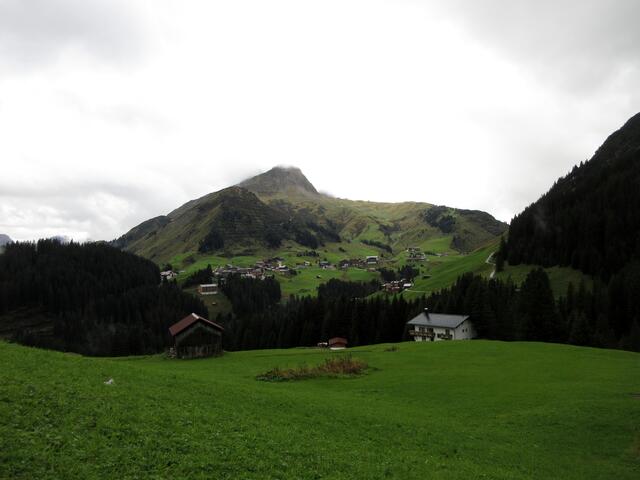 Vom Panoramaweg aus ein Blick zurück nach Warth.