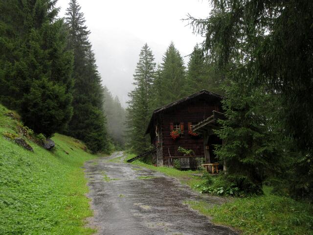 Der Brunnen unterhalb der Hütte war überdacht, aber sehr schmal zu sitzen