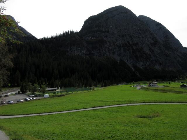 Nachdem wir dann mit dem Bus nach Zug hinauf gefahren sind und von der Haltestelle wieder auf den Lechweg gingen, fiel uns der Fischteich erst auf, für den wir am Tag zuvor kein Auge mehr hatten. Ob die anderen Wanderer ihn wahrnehmen?