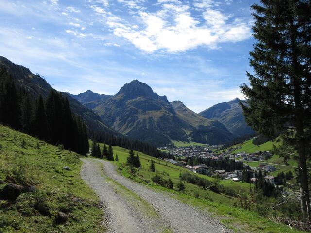 Die anderen Lechwanderer müssen sich umdrehen, für uns lag der Ort lange Zeit und wunderschön da. Im Hintergrund die Rüfispitze