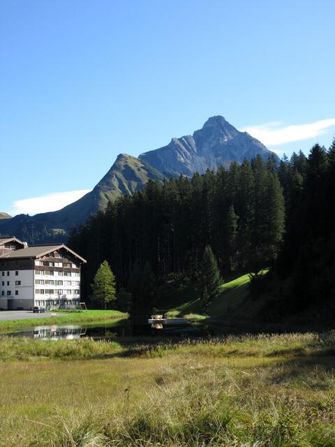 Seebachsee mit dem leerstehenden Hotel Sonnenalp und dem Biberkopf im Hintergrund