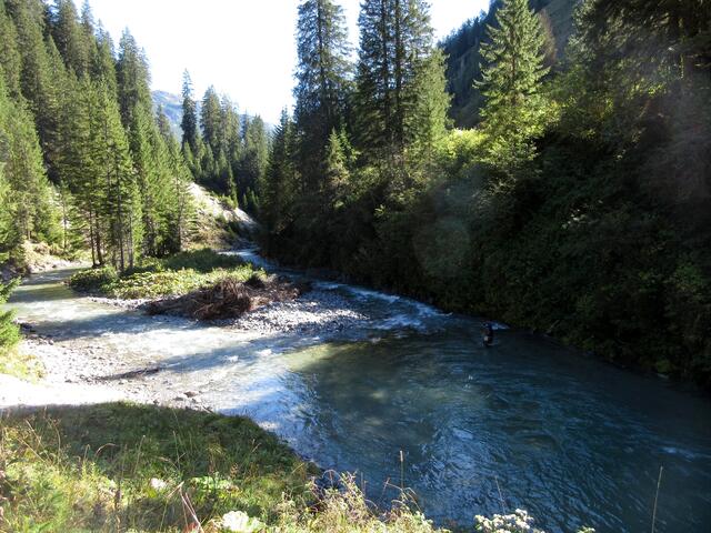 Auf der Geisbrücke den Lech hinunter