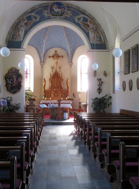 Eine hübsche, kleine Kirche, hell und einladend