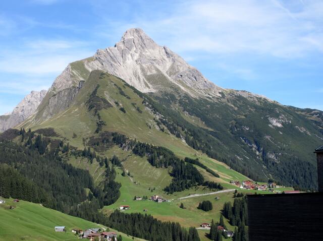 Abends aus dem Hotelfenster, Panorama vor dem Saunabereich. Drüben am Hang unser Weg über Gehren und Lechleiten