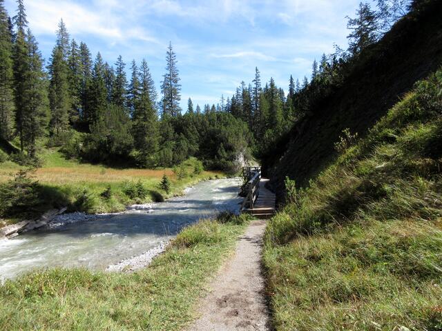 Direkt am Fluss sind immer wieder Brücken für die Wanderer