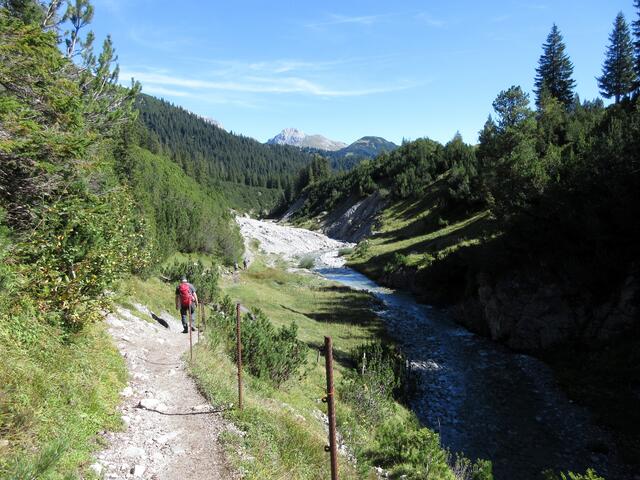 Und immer wieder wird die Seite gewechselt. Immer neue Perspektiven für die Wanderer