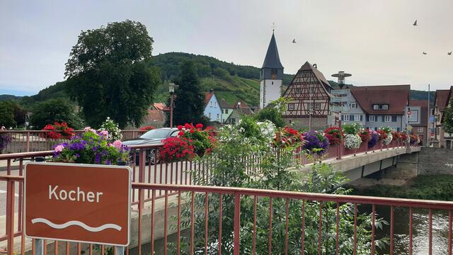Niedernhall Kocherbrücke, Blick auf das Götzenhaus und die Laurentiuskirch