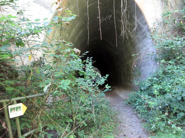 Also je nachdem, wie man gerade steht, hat der Tunnel nichts mystisches und ist auch nicht in Vergessenheit geraten, denn die Wanderer brauchen ihn, siehe Schild