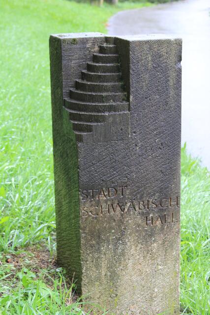 schön gemachte Stele von Hall und der Treppe