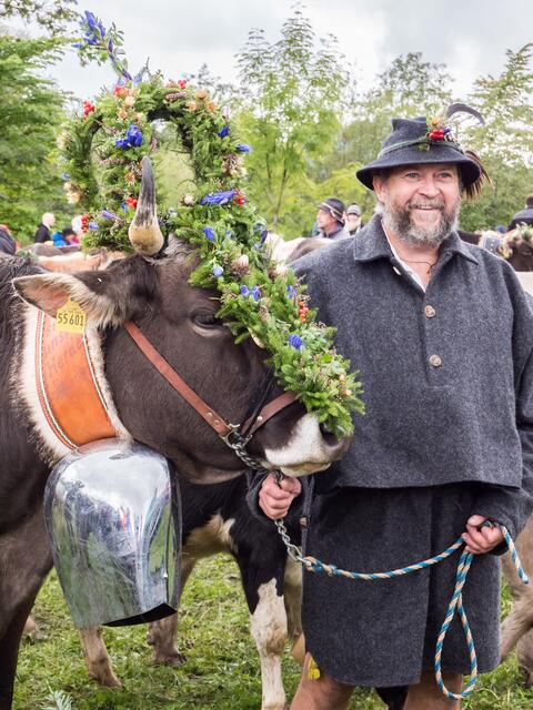 Kranzkuh mit Besitzer