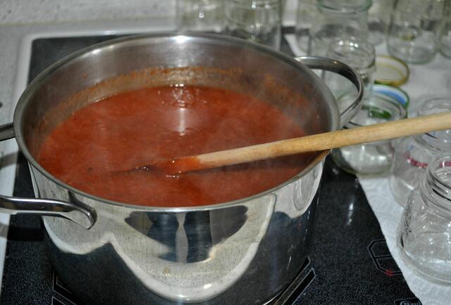 Die Mischung mit Gelierzucker aufkochen und dann in Gläser abfüllen | Foto: Daniela Somers