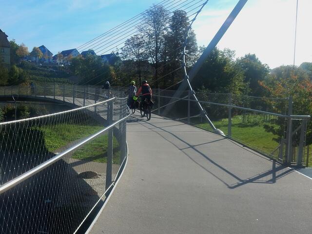 Überqueren der Enzbrücke in Besigheim