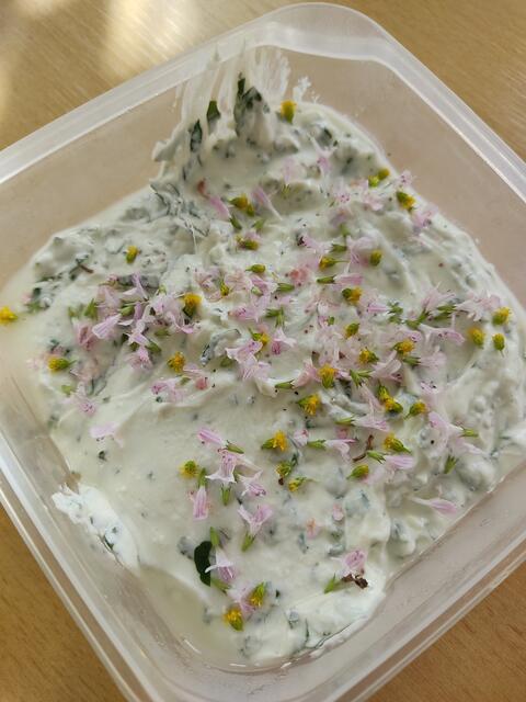 Kräuterquark mit Blüten garniert | Foto: Daniela Somers