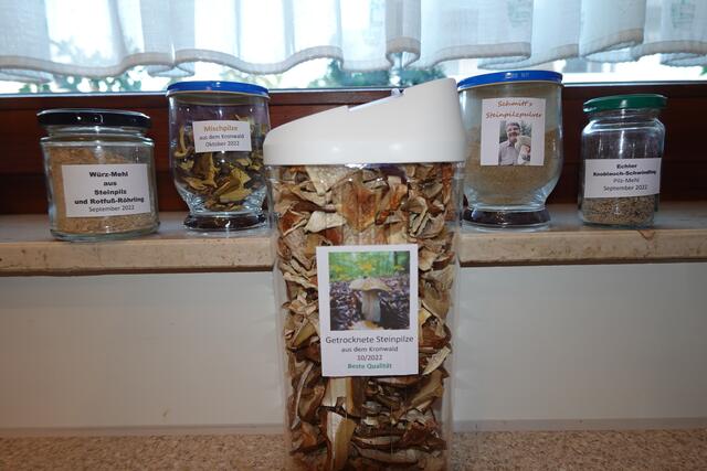 Aus den getrockneten Pilzen lassen sich verschiedene Würzmittel, Suppen und Soßenbeigaben herstellen. Es sind schon kleine Schätze.