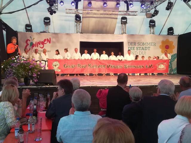 Der Karateverein beim Abend der Vereine auf der Hauptbühne