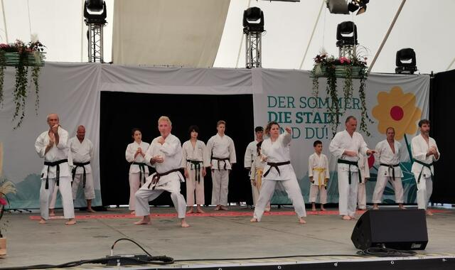 Karatekas beim Eröffnungswochenende auf der Hauptbühne