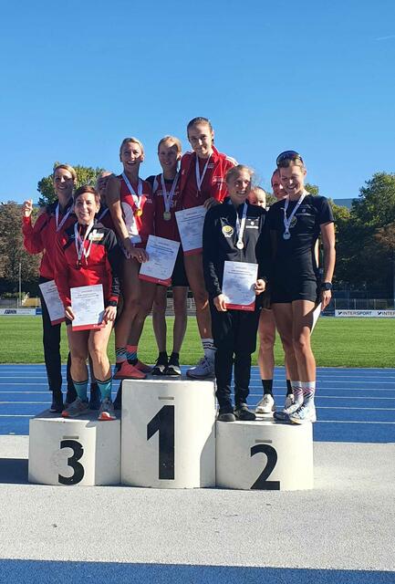 Unsere Frauenmannschaft bei der Siegerehrung