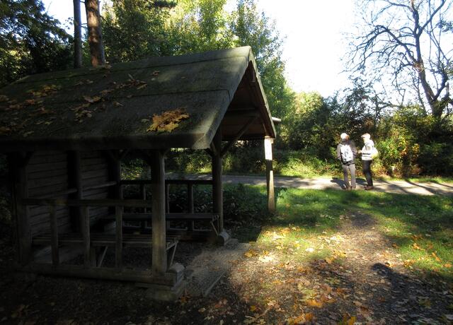 Das wäre eine tolle Hütte für eine Rast gewesen. Doch für uns zu früh und schattig. Aber wer nur mal an einem Nachmittag die 5 km Strecke wandert, kann hier gut verweilen.