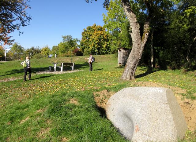 Später hätten wir dann diesen schönen Rastplatz nutzen können. Da machten wir dann einfach nochmal eine kleine Pause. In dem Holzhäuschen stehen Stiefel, Spaten und Schaufeln für diejenigen bereit, die sich hier an der Ausgrabung beteiligen möchten.
