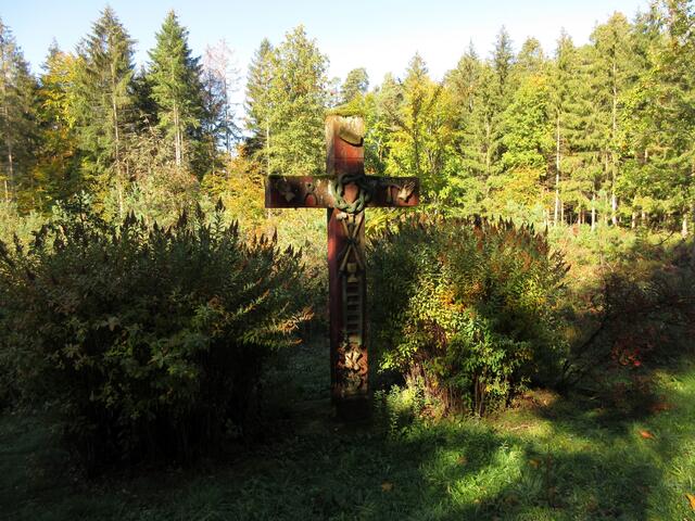 Ein ganz besonderes Kreuz. Dazu konnten wir im Internet nichts weiter finden. Wenn jemand einen Hinweis geben kann... bitte gerne.