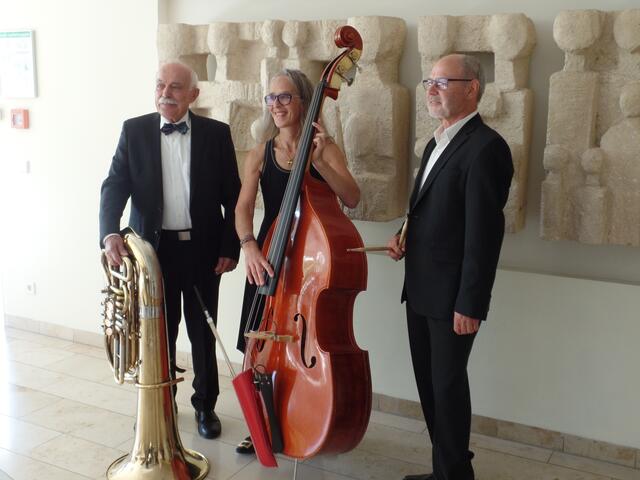 Die Rhythmusgruppe des Salonorchesters mit Eberhard Lebtig, Katja Bönninghoff und Walter Becker (v.l.n.r.)