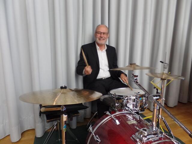 Ohne Schlagzeuger wäre jedes Unterhaltungsorchester taktlos (Walter Becker an den Drums).