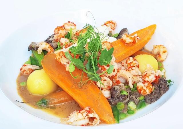 Das Leipziger Allerlei kreiert Küchenchef Jan-Sören Hoch aus Fisch, Flusskrebsen, Morcheln und
Krustentierfond. | Foto: Juergen Koch