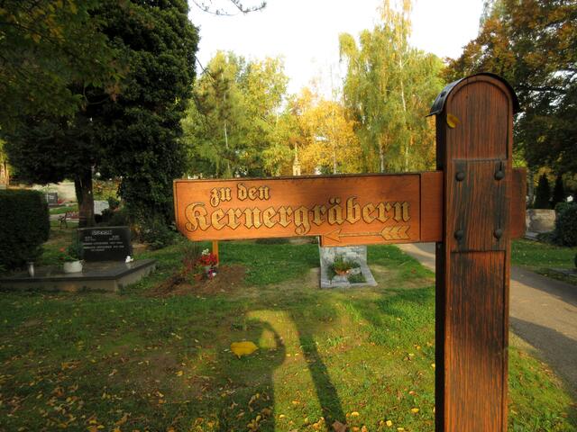 Über die Friedhofsmauer hinweg fiel uns dieses Schild auf.