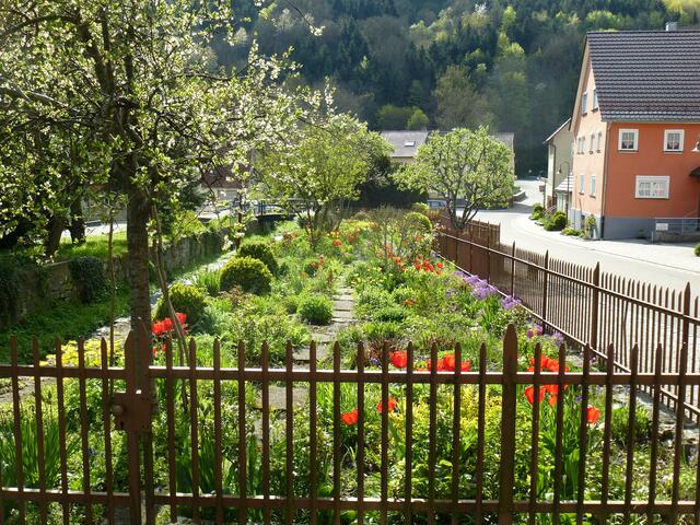 Anfang der 90er Jahre wurden die Gärten entlang des Erlesbaches einheitlich gefasst. | Foto: Angelika Di Girolamo
