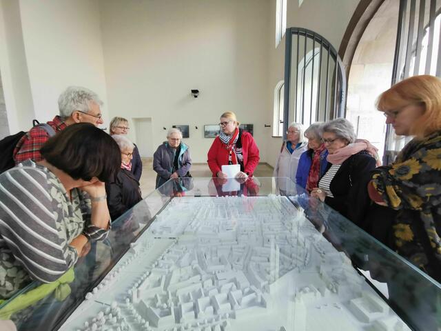 Ehrenhalle, Besichtigung der dort installierten Stadtmodelle,