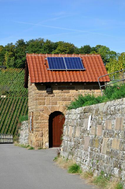 Weinberghäuschen bei der Mauer der Sprüche. Mit Solar, finde ich gut. | Foto: Daniela Somers