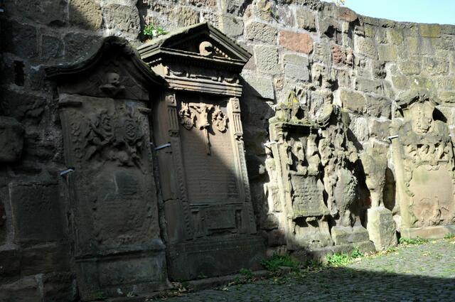 Grabsteine an der Außenmauer des Kirchhofs | Foto: Daniela Somers