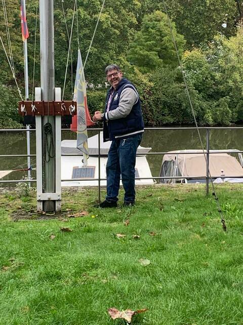 der Hafenmeister Rolf Lindheimer beim Einholen der WMBC-Flagge