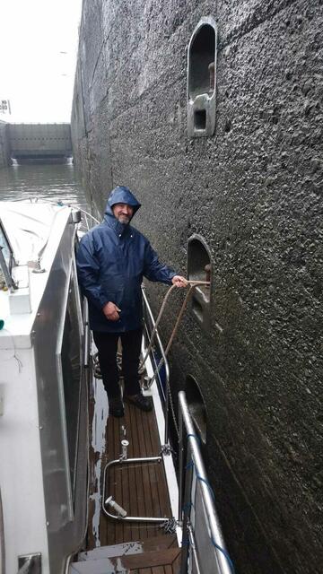 der erste Vorsitzende Thomas Hammann bei strömendem Regen in der Schleuse Horkheim
