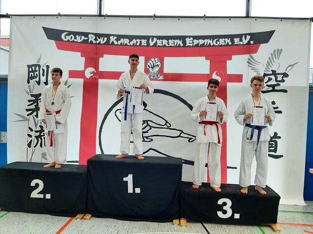 Im Kumite "Jugend Jungen" kämpften sich Robin Heil (2. Platz) und Georgios Koutsogiannis (3.Platz; zweiter von rechts) auf das Treppchen