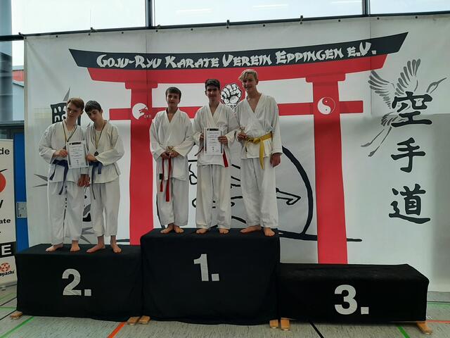 Im Kumite "Team Jugend Jungen" konnte sich die Eppinger Mannschaft durchsetzen und den Sieg erringen: (v.l.n.r.) Robin Heil, Georgios Koutsogiannis und Tim Redemann