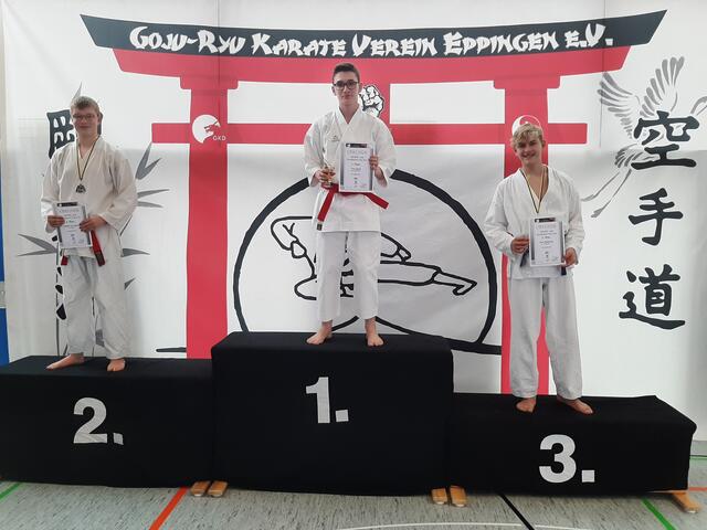 In der Kategorie "Kata Jugend Jungen" konnten sich zwei Eppinger Karatekas auf dem Treppchen platzieren: Patrick Pruschwitz (2.) und Tim Redemann (3.)