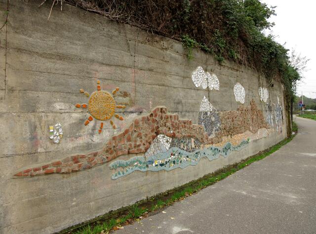 Inzwischen gehört das Schlössle einem Künstler, der auch in Schulen geht und die Mauer darunter gestaltet hat, wie eine Teilnehmerin zu berichten wusste.
