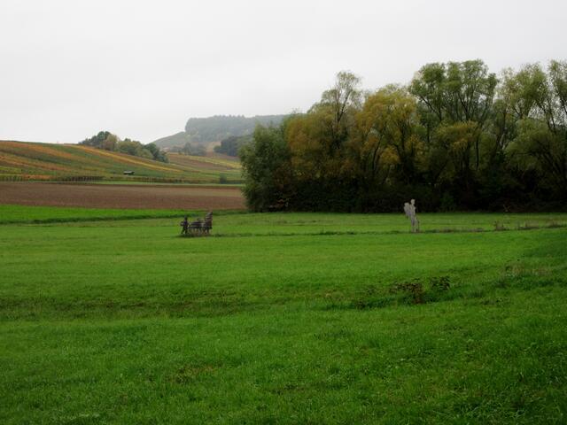 Ergreifend ist die Einsamkeit, die dieses Bild ausdrückt. Wenn auch viele auf der Flucht sind, jeder Flüchtling verlässt die Heimat und lässt viel zurück