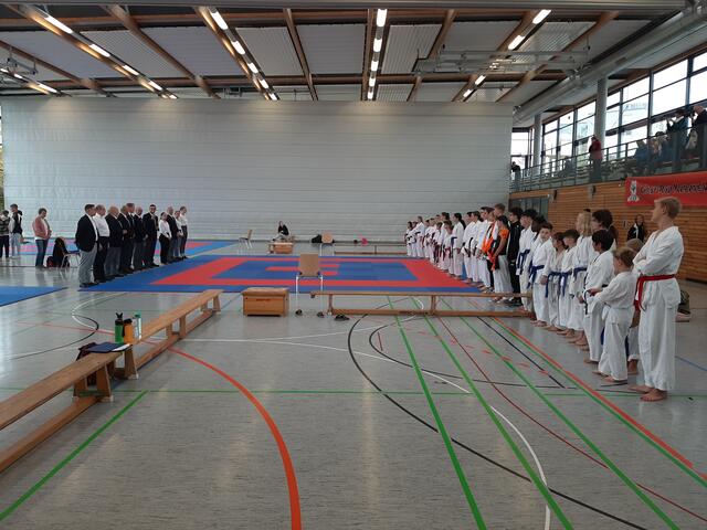 Kampfrichter und ein Teil der Teilnehmer bei der Aufstellung kurz vor Beginn des GKVBW-Cups in der Eppinger Hardwaldhalle