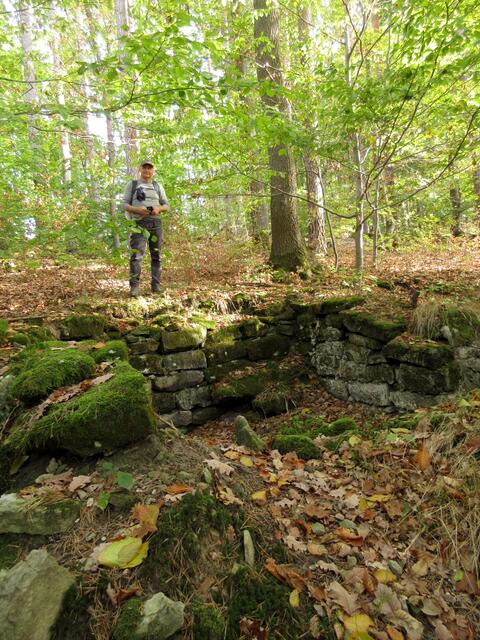 Nur eine alte Schutzhütte? Auf der Suche nach einer Abkürzung trafen die Wanderer auf diese Ruine, zu der leider nichts weiter in Erfahrung gebracht werden konnte.