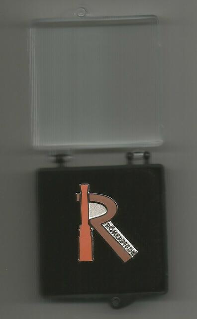 Hier der Anstecker, beachtenswert. Den kann man mit Stolz tragen und der ist eine Zierde für den Wanderrucksack. Exquisit verpackt