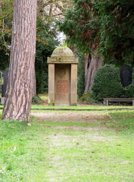 Auf dem Weg zum Obstgarten warfen die Wanderer auch eine Blick in den Jüdischen Friedhof von Heilbronn