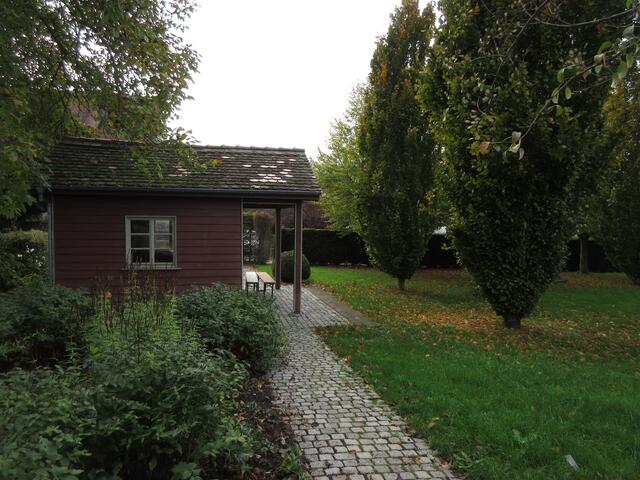 Kaum beachtet wurde dieses Gartenhaus aus ehemaligen Lauben im Südviertel bei der Schmollerstraße. 