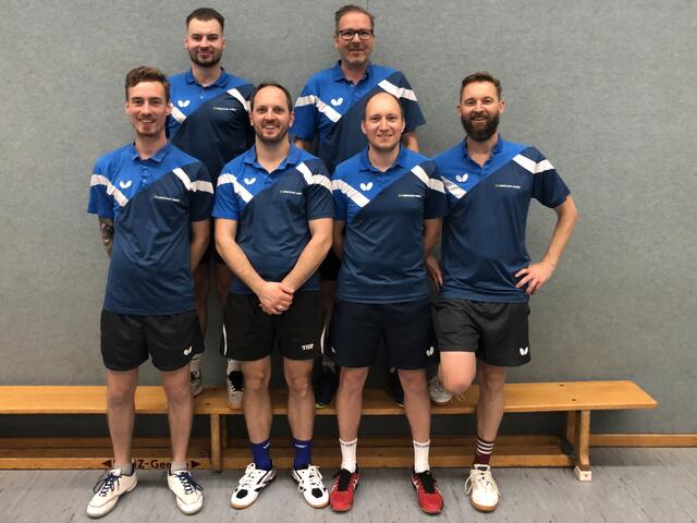 Die Spieler im Überblick-hinten von links: Yves Hollenbenders, Oliver Bürk, vorne von links: David Hammer, Manuel Nowak, Daniel Herbrik und Roman Bleck
Sie hatten gut lachen da sie zweimal siegreich blieben an diesem Wochenende