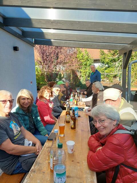Es riecht schon sehr verführerisch nach Essen - aber erstmal einen Schluck trinken.  | Foto: Foto Ute Schmalz