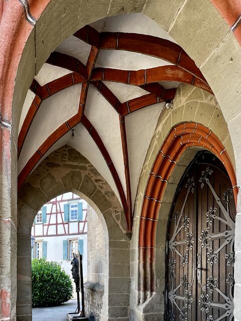 Sakrale Kunst trifft auf Gunther Stilling, Eingang zur Pfarrkirche "Unserer Lieben Frau", links im Durchgang "Melancholie" von G. Stilling | Foto: Moni Bordt